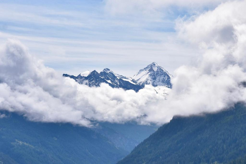 Montagnes au-dessus des nuages